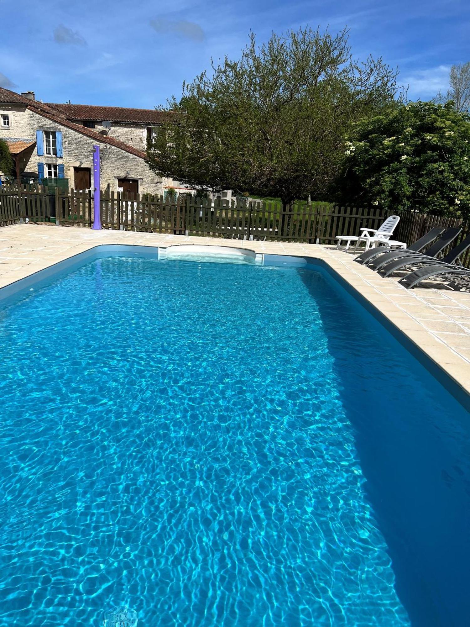 Le Petit Bijou Bed & Breakfast Saint-Fraigne Bagian luar foto