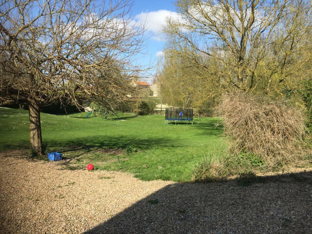 Le Petit Bijou Bed & Breakfast Saint-Fraigne Bagian luar foto