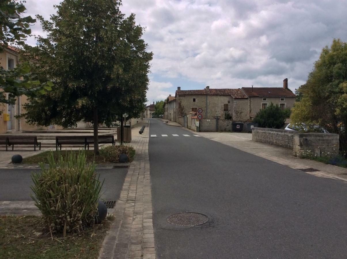Le Petit Bijou Bed & Breakfast Saint-Fraigne Bagian luar foto