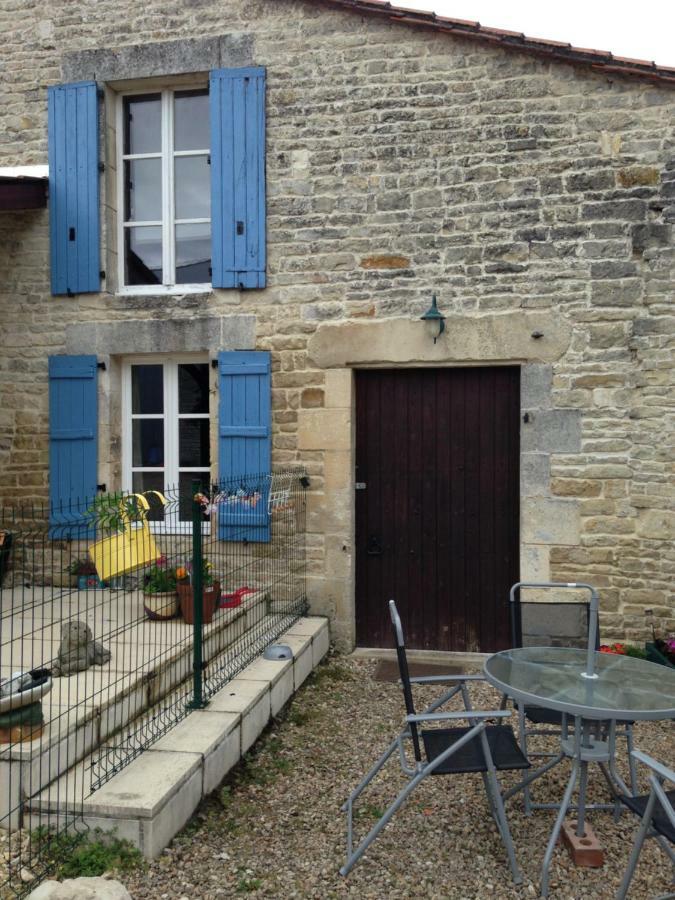 Le Petit Bijou Bed & Breakfast Saint-Fraigne Bagian luar foto